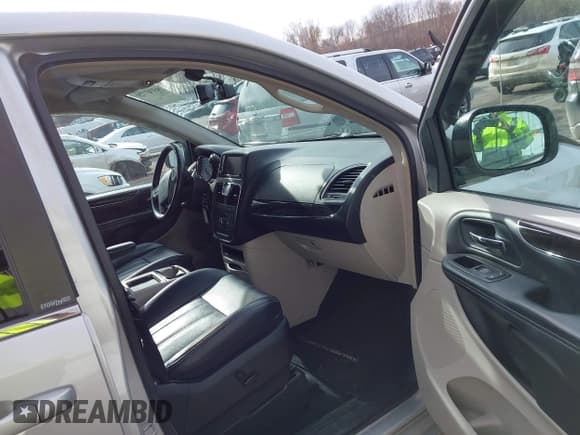 ✅ 2011 Chrysler Town & Country Touring L • VIN: 2A4RR8DG3BR713903 • Lot: 43747721. Wystawiony na IAAI z przebiegiem 120 355 mil. Bezpłatny archiwum sprzedaży aukcyjnych z USA i szczegółowy raport historii pojazdu na DreamBid. Zdjęcie 5.