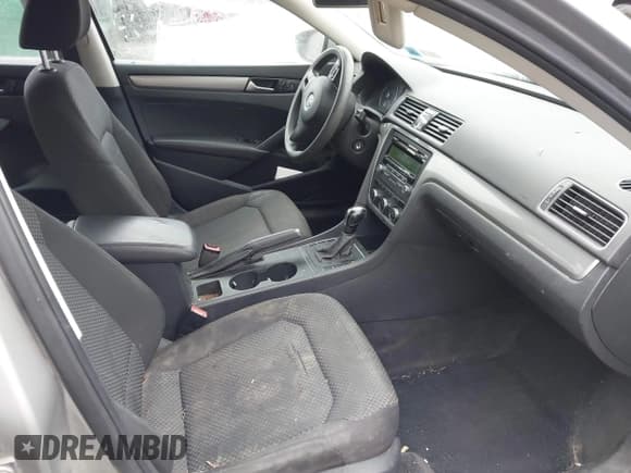 ✅ 2012 Volkswagen Passat S • VIN: 1VWAP7A35CC053276 • Lot: 43779958. Wystawiony na IAAI z przebiegiem 167 406 mil. Bezpłatny archiwum sprzedaży aukcyjnych z USA i szczegółowy raport historii pojazdu na DreamBid. Zdjęcie 5.