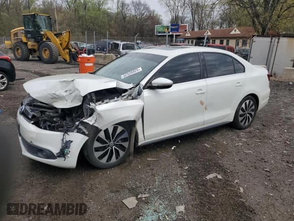 ✅ 2014 Volkswagen Jetta Hybrid SEL Premium • VIN: 3VW637AJ5EM208622 • Lot: 52526925. Listed on Copart with 118,138 mi. Free auction sales archive from the USA and detailed vehicle history report at DreamBid. Image 1.