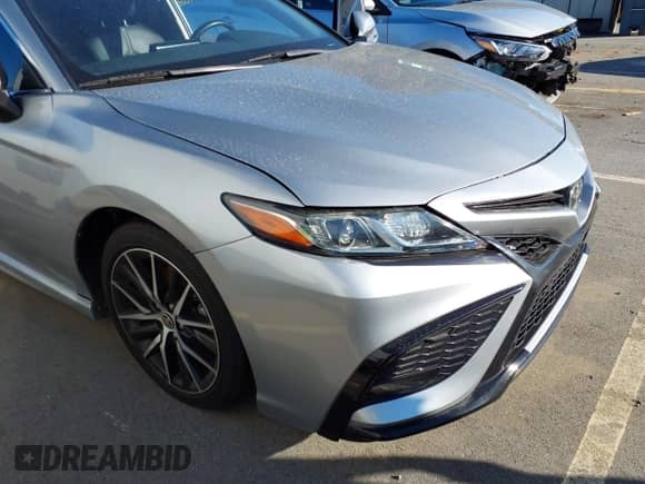 2022 Toyota Camry SE z VIN 4T1G11AKXNU712139, wystawiony jako IAAI lot #43506666 z przebiegiem 13 941 mil mil oraz . Historia ofert i sprzedaży dostępna na DreamBid. Obrazek 6.