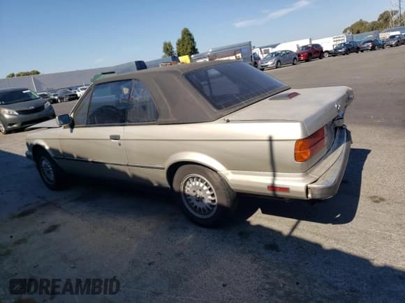 ✅ 1989 BMW 3 Series • VIN: WBABB2308K8864242 • Лот: 72472654. Опубликован ранее на Copart с пробегом 124 243 миль. Бесплатный доступ к архиву аукционных продаж из США и подробный отчёт об истории автомобиля на DreamBid. Изображение 2.