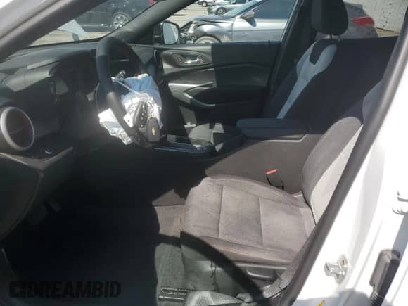 2025 Chevrolet Trax 1RS с VIN KL77LGEP9SC156914, выставлен на аукционе Copart как лот 84253015 с пробегом 6 925 миль миль и Списание • Salvage title. История ставок и продаж доступна на DreamBid. Изображение 7.