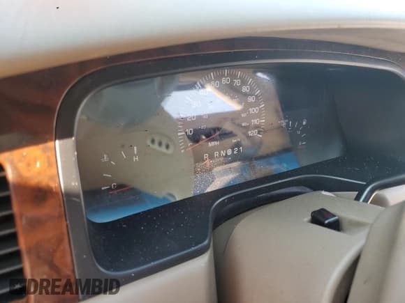 ✅ 2000 Lincoln Town Car Signature • VIN: 1LNHM82W1YY928917 • Lot: 61436125. Wystawiony na Copart z przebiegiem Nie podano. Bezpłatny archiwum sprzedaży aukcyjnych z USA i szczegółowy raport historii pojazdu na DreamBid. Zdjęcie 9.