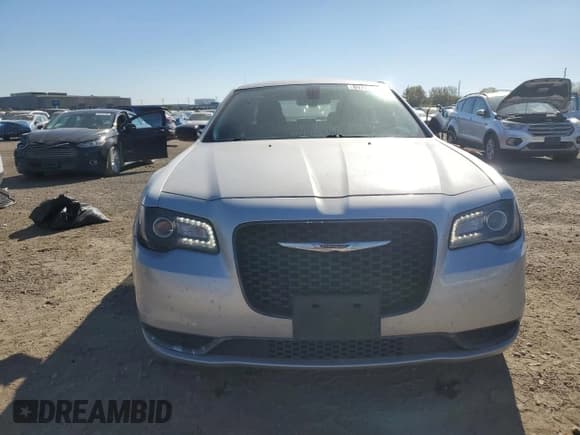 ✅ 2019 Chrysler 300 Touring • VIN: 2C3CCAAG3KH733362 • Lot: 89728885. Wystawiony na Copart z przebiegiem 118 532 mil. Bezpłatny archiwum sprzedaży aukcyjnych z USA i szczegółowy raport historii pojazdu na DreamBid. Zdjęcie 5.
