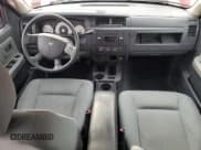 ✅ 2008 Dodge Dakota SXT • VIN: 1D7HW38K28S597134 • Lot: 91841135. Wystawiony na Copart z przebiegiem 157 792 mil. Bezpłatny archiwum sprzedaży aukcyjnych z USA i szczegółowy raport historii pojazdu na DreamBid. Zdjęcie 8.