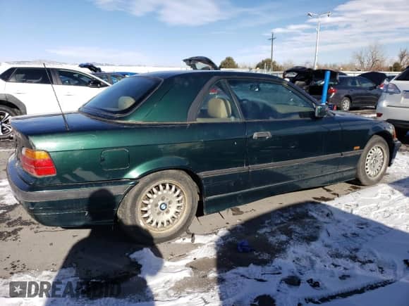 1998 BMW 3 Series 323i z VIN WBABJ732XWEA17086, wystawiony jako Copart lot #45030985 z przebiegiem 224 390 mil mil oraz Czysty tytuł • Clean title. Historia ofert i sprzedaży dostępna na DreamBid. Obrazek 3.