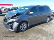 ✅ 2015 Toyota Sienna LE • VIN: 5TDKK3DC9FS685243 • Lot: 43544206. Wystawiony na IAAI z przebiegiem 263 121 mil. Bezpłatny archiwum sprzedaży aukcyjnych z USA i szczegółowy raport historii pojazdu na DreamBid. Zdjęcie 2.