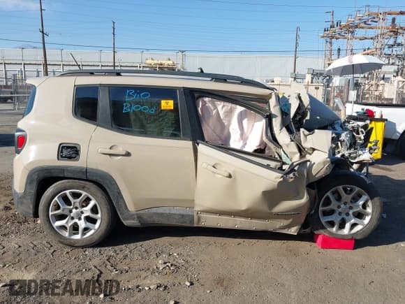 ✅ 2015 Jeep Renegade Latitude • VIN: ZACCJABT0FPB58428 • Lot: 43400756. Wystawiony na IAAI z przebiegiem Nie podano. Bezpłatny archiwum sprzedaży aukcyjnych z USA i szczegółowy raport historii pojazdu na DreamBid. Zdjęcie 12.