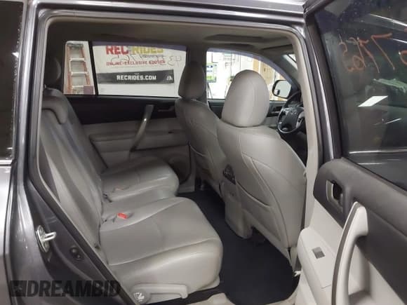 ✅ 2013 Toyota Highlander Plus • VIN: 5TDBK3EH6DS256360 • Лот: 43367765. Опубликован ранее на IAAI с пробегом 121 955 миль. Бесплатный доступ к архиву аукционных продаж из США и подробный отчёт об истории автомобиля на DreamBid. Изображение 8.