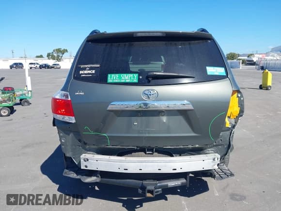 ✅ 2013 Toyota Highlander SE • VIN: 5TDZK3EH9DS103583 • Лот: 43472460. Опубликован ранее на IAAI с пробегом 105 782 миль. Бесплатный доступ к архиву аукционных продаж из США и подробный отчёт об истории автомобиля на DreamBid. Изображение 17.