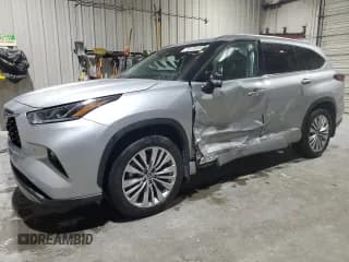 ✅ 2024 Toyota Highlander Hybrid Platinum • VIN: 5TDEBRCHXRS609046 • Лот: 90128695. Опубликован ранее на Copart с пробегом 21 829 миль. Бесплатный доступ к архиву аукционных продаж из США и подробный отчёт об истории автомобиля на DreamBid. Изображение 1.