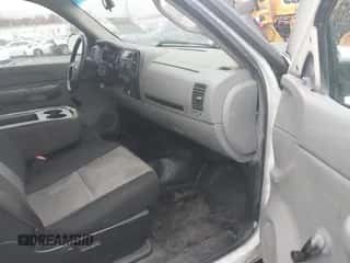 2009 Chevrolet Silverado 2500HD Work Truck z VIN 1GCHC43K19F190867, wystawiony jako IAAI lot #43541901 z przebiegiem 220 804 mil mil oraz . Historia ofert i sprzedaży dostępna na DreamBid. Obrazek 5.