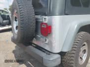 ✅ 2002 Jeep Wrangler X • VIN: 1J4FA39S02P748202 • Lot: 43266082. Wystawiony na IAAI z przebiegiem 199 437 mil. Bezpłatny archiwum sprzedaży aukcyjnych z USA i szczegółowy raport historii pojazdu na DreamBid. Zdjęcie 17.