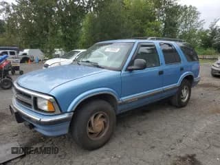 ✅ 1996 Chevrolet Blazer • VIN: 1GNDT13W5T2180946 • Lot: 71750055. Wystawiony na Copart z przebiegiem 273 984 mil. Bezpłatny archiwum sprzedaży aukcyjnych z USA i szczegółowy raport historii pojazdu na DreamBid. Zdjęcie 1.