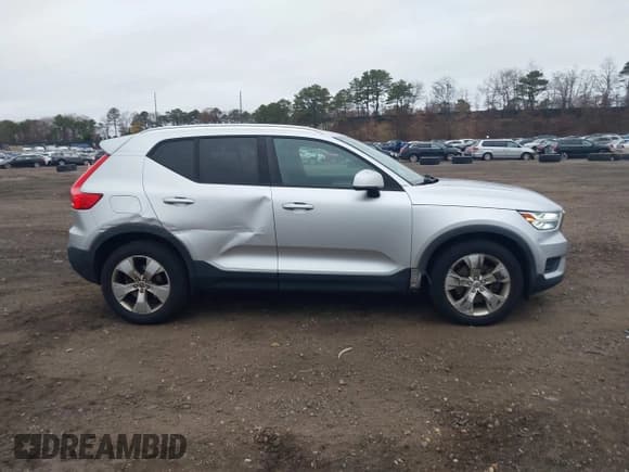 ✅ 2019 Volvo XC40 Momentum • VIN: YV4AC2HK4K2061210 • Lot: 43802149. Wystawiony na IAAI z przebiegiem 96 057 mil. Bezpłatny archiwum sprzedaży aukcyjnych z USA i szczegółowy raport historii pojazdu na DreamBid. Zdjęcie 13.
