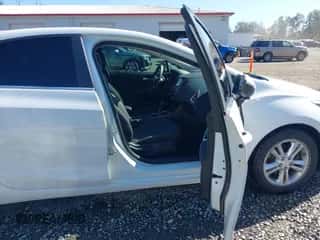 2018 Chevrolet Cruze LT z VIN 3G1BE6SM0JS558673, wystawiony jako IAAI lot #43279143 z przebiegiem 180 522 mil mil oraz . Historia ofert i sprzedaży dostępna na DreamBid. Obrazek 5.