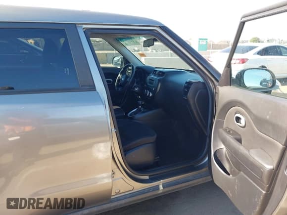 ✅ 2016 Kia Soul • VIN: KNDJN2A26G7393554 • Lot: 43593215. Wystawiony na IAAI z przebiegiem 81 941 mil. Bezpłatny archiwum sprzedaży aukcyjnych z USA i szczegółowy raport historii pojazdu na DreamBid. Zdjęcie 5.