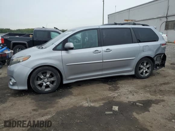 ✅ 2011 Toyota Sienna SE • VIN: 5TDXK3DC6BS045507 • Lot: 81544635. Listed on Copart with 157,867 mi. Free auction sales archive from the USA and detailed vehicle history report at DreamBid. Image 1.