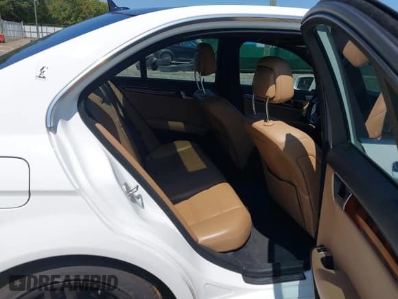 ✅ 2013 Mercedes-Benz C 250 Sport • VIN: WDDGF4HB2DA805935 • Lot: 43171154. Wystawiony na IAAI z przebiegiem 148 876 mil. Bezpłatny archiwum sprzedaży aukcyjnych z USA i szczegółowy raport historii pojazdu na DreamBid. Zdjęcie 8.