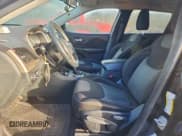 ✅ 2014 Jeep Cherokee Latitude • VIN: 1C4PJMCB7EW275014 • Lot: 95806655. Wystawiony na Copart z przebiegiem Nie podano. Bezpłatny archiwum sprzedaży aukcyjnych z USA i szczegółowy raport historii pojazdu na DreamBid. Zdjęcie 7.