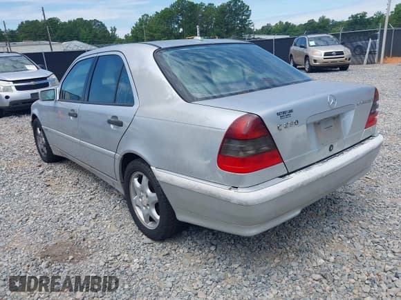✅ 2000 Mercedes-Benz C 230 Kompressor • VIN: WDBHA24G1YA866393 • Lot: 42592455. Wystawiony na IAAI z przebiegiem 239 356 mil. Bezpłatny archiwum sprzedaży aukcyjnych z USA i szczegółowy raport historii pojazdu na DreamBid. Zdjęcie 3.