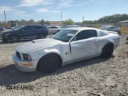 ✅ 2007 Ford Mustang GT Deluxe • VIN: 1ZVHT82H675261283 • Лот: 89476575. Опубликован ранее на Copart с пробегом 104 388 миль. Бесплатный доступ к архиву аукционных продаж из США и подробный отчёт об истории автомобиля на DreamBid. Изображение 1.