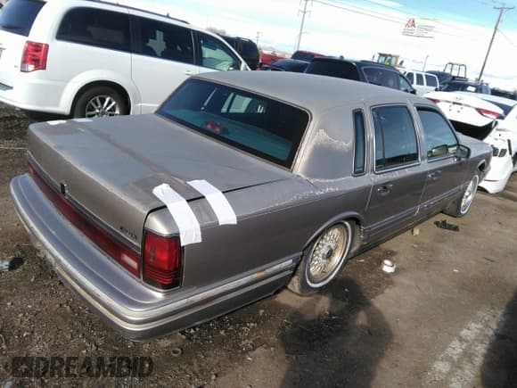 ✅ 1994 Lincoln Town Car Signature • VIN: 1LNLM82W5RY735293 • Lot: 35155639. Listed on IAAI with Not provided. Free auction sales archive from the USA and detailed vehicle history report at DreamBid. Image 4.
