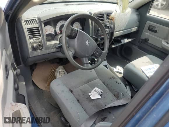 2005 Dodge Dakota ST z VIN 1D7HW28K85S168893, wystawiony jako Copart lot #69955454 z przebiegiem Nie podano mil oraz Szkoda całkowita • Salvage title. Historia ofert i sprzedaży dostępna na DreamBid. Obrazek 8.