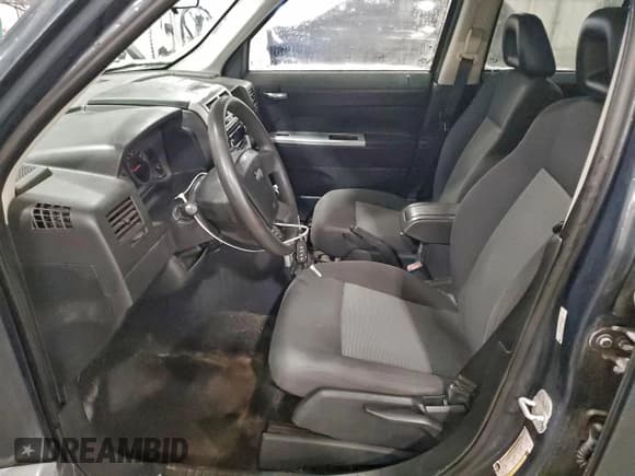 ✅ 2008 Jeep Patriot Sport • VIN: 1J8FF28W88D765418 • Lot: 94244575. Wystawiony na Copart z przebiegiem 160 405 mil. Bezpłatny archiwum sprzedaży aukcyjnych z USA i szczegółowy raport historii pojazdu na DreamBid. Zdjęcie 7.