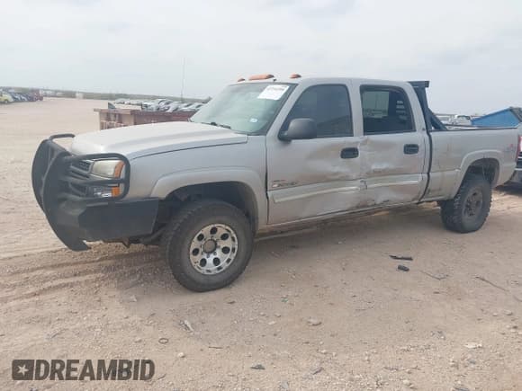 ✅ 2005 Chevrolet Silverado 2500HD LS • VIN: 1GCHK23275F915180 • Lot: 43714299. Wystawiony na IAAI z przebiegiem 135 346 mil. Bezpłatny archiwum sprzedaży aukcyjnych z USA i szczegółowy raport historii pojazdu na DreamBid. Zdjęcie 18.