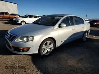 ✅ 2009 Volkswagen Passat Komfort • VIN: WVWJK73C89P029828 • Lot: 90048105. Wystawiony na Copart z przebiegiem 138 153 mil. Bezpłatny archiwum sprzedaży aukcyjnych z USA i szczegółowy raport historii pojazdu na DreamBid. Zdjęcie 1.