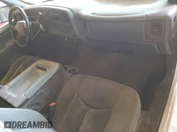 2004 Chevrolet Silverado 1500 LS z VIN 1GCEC14V54Z196818, wystawiony jako Copart lot #57126145 z przebiegiem Nie podano mil oraz Szkoda całkowita • Salvage title. Historia ofert i sprzedaży dostępna na DreamBid. Obrazek 8.