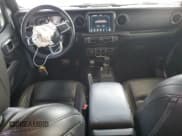 ✅ 2021 Jeep Wrangler Unlimited Sahara High Altitude • VIN: 1C4JJXP61MW643478 • Lot: 70142855. Wystawiony na Copart z przebiegiem 43 059 mil. Bezpłatny archiwum sprzedaży aukcyjnych z USA i szczegółowy raport historii pojazdu na DreamBid. Zdjęcie 8.