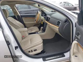 ✅ 2012 Lincoln MKZ • VIN: 3LNHL2GC4CR818028 • Lot: 43622173. Wystawiony na IAAI z przebiegiem 99 004 mil. Bezpłatny archiwum sprzedaży aukcyjnych z USA i szczegółowy raport historii pojazdu na DreamBid. Zdjęcie 5.