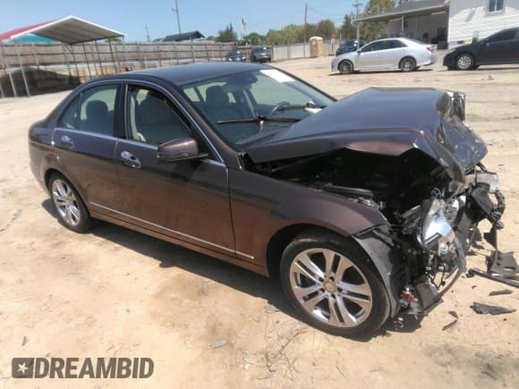 ✅ 2014 Mercedes-Benz C 250 Sport • VIN: WDDGF4HB2EA933514 • Lot: 42025198. Wystawiony na IAAI z przebiegiem 71 286 mil. Bezpłatny archiwum sprzedaży aukcyjnych z USA i szczegółowy raport historii pojazdu na DreamBid. Zdjęcie 1.