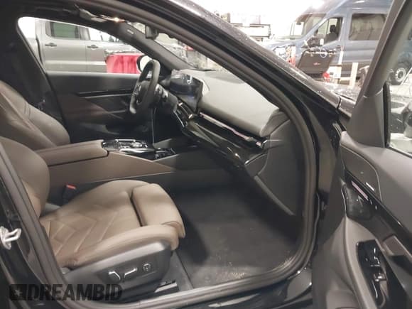 ✅ 2026 BMW 5 Series 530i xDrive • VIN: WBA53FJ05TCV77007 • Lot: 43162906. Wystawiony na IAAI z przebiegiem 2 697 mil. Bezpłatny archiwum sprzedaży aukcyjnych z USA i szczegółowy raport historii pojazdu na DreamBid. Zdjęcie 5.