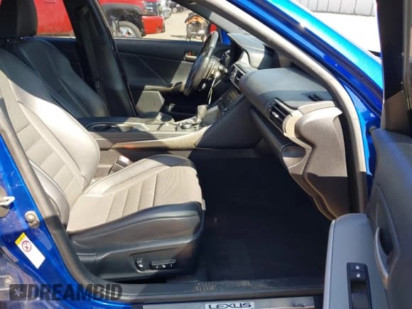 ✅ 2018 Lexus IS 350 • VIN: JTHCZ1D23J5015065 • Lot: 43386771. Wystawiony na IAAI z przebiegiem 100 102 mil. Bezpłatny archiwum sprzedaży aukcyjnych z USA i szczegółowy raport historii pojazdu na DreamBid. Zdjęcie 5.