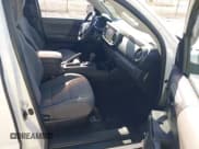 ✅ 2021 Toyota Tacoma SR • VIN: 3TYSX5EN6MT006463 • Lot: 43090489. Wystawiony na IAAI z przebiegiem 39 337 mil. Bezpłatny archiwum sprzedaży aukcyjnych z USA i szczegółowy raport historii pojazdu na DreamBid. Zdjęcie 5.