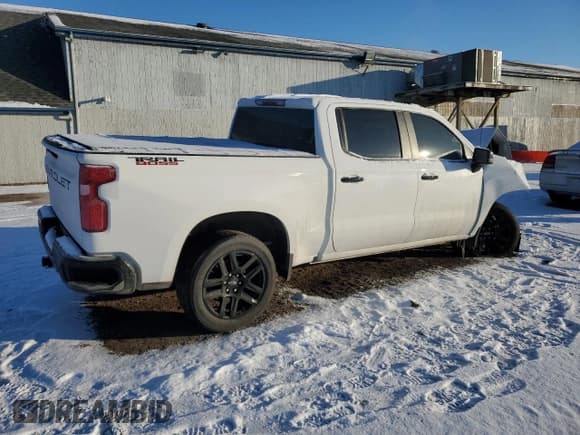 ✅ 2022 Chevrolet Silverado 1500 LT Trail Boss • VIN: 1GCPYFEL7NZ167567 • Lot: 44303105. Wystawiony na Copart z przebiegiem 23 992 mil. Bezpłatny archiwum sprzedaży aukcyjnych z USA i szczegółowy raport historii pojazdu na DreamBid. Zdjęcie 3.