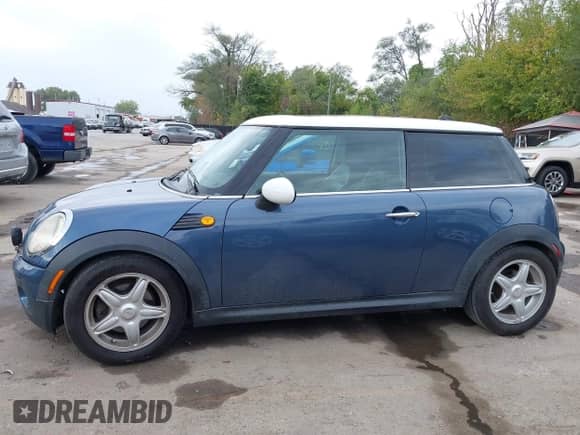 2009 MINI Hardtop with VIN WMWMF33529TU73545, listed as a IAAI auction lot 43381138 with 126,704 mi miles and . Bid and sale history available at DreamBid. Image 15.