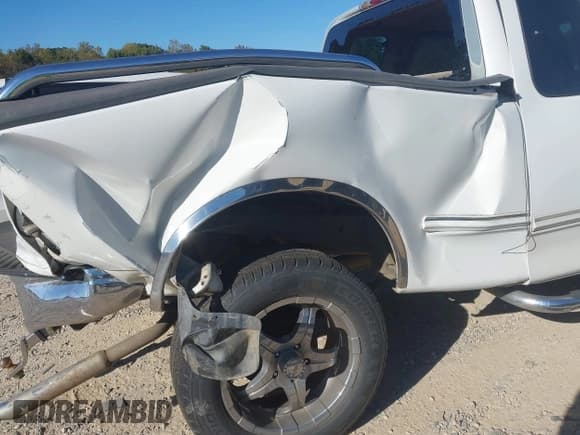 ✅ 1998 Ford F-150 • VIN: 1FTZX1767WNA91721 • Lot: 43457199. Wystawiony na IAAI z przebiegiem 241 416 mil. Bezpłatny archiwum sprzedaży aukcyjnych z USA i szczegółowy raport historii pojazdu na DreamBid. Zdjęcie 6.