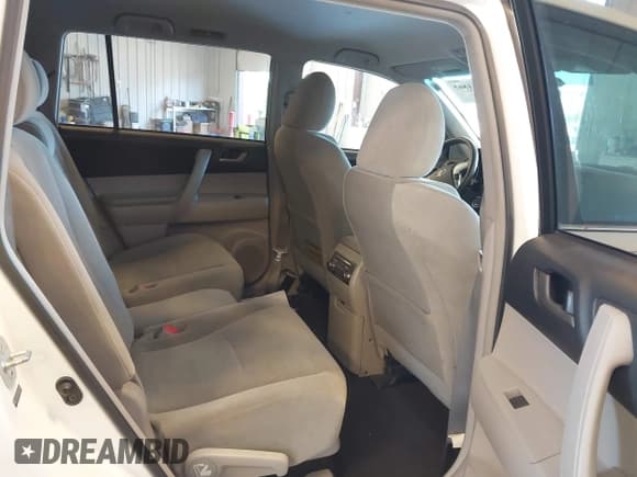 ✅ 2011 Toyota Highlander • VIN: 5TDBK3EH8BS081736 • Lot: 43011865. Listed on IAAI with 210,778 mi. Free auction sales archive from the USA and detailed vehicle history report at DreamBid. Image 8.