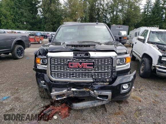 ✅ 2018 GMC Sierra 3500HD Denali • VIN: 1GT42YEY6JF290445 • Lot: 69260864. Wystawiony na Copart z przebiegiem 46 963 mil. Bezpłatny archiwum sprzedaży aukcyjnych z USA i szczegółowy raport historii pojazdu na DreamBid. Zdjęcie 5.