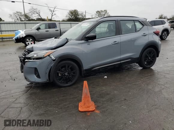 ✅ 2023 Nissan Kicks SR • VIN: 3N1CP5DV6PL482744 • Лот: 90061265. Опубликован ранее на Copart с пробегом 90 516 миль. Бесплатный доступ к архиву аукционных продаж из США и подробный отчёт об истории автомобиля на DreamBid. Изображение 1.