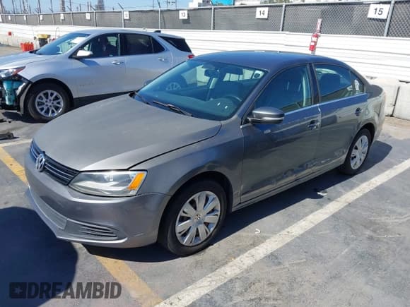 ✅ 2013 Volkswagen Jetta SE • VIN: 3VWDP7AJXDM426906 • Lot: 42713941. Wystawiony na IAAI z przebiegiem 157 034 mil. Bezpłatny archiwum sprzedaży aukcyjnych z USA i szczegółowy raport historii pojazdu na DreamBid. Zdjęcie 2.