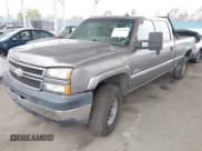 ✅ 2006 Chevrolet Silverado 2500HD Work Truck • VIN: 1GCHC23D66F211567 • Лот: 42153938. Опубликован ранее на IAAI с пробегом 258 918 миль. Бесплатный доступ к архиву аукционных продаж из США и подробный отчёт об истории автомобиля на DreamBid. Изображение 2.
