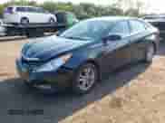 2013 Hyundai Sonata GLS z VIN 5NPEB4ACXDH552307, wystawiony jako IAAI lot #43208817 z przebiegiem 56 883 mil mil oraz . Historia ofert i sprzedaży dostępna na DreamBid. Obrazek 18.