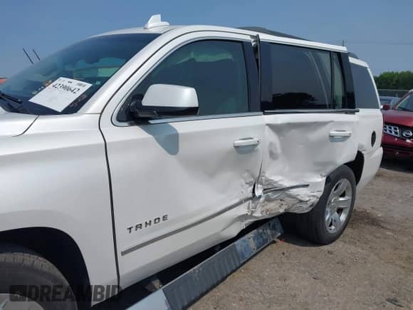 2019 Chevrolet Tahoe LT z VIN 1GNSKBKC5KR153517, wystawiony jako IAAI lot #42390642 z przebiegiem 52 034 mil mil oraz . Historia ofert i sprzedaży dostępna na DreamBid. Obrazek 6.