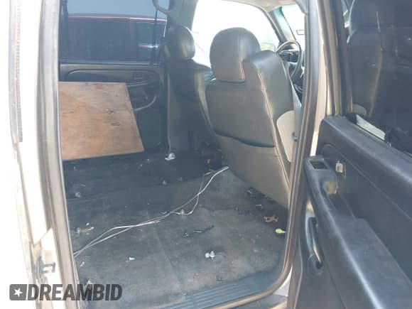 ✅ 2001 Chevrolet Suburban LS • VIN: 3GNEC16TX1G119957 • Lot: 42511364. Listed on IAAI with Not provided. Free auction sales archive from the USA and detailed vehicle history report at DreamBid. Image 8.