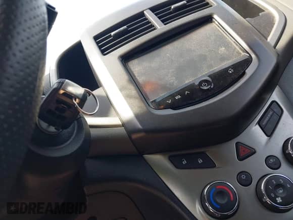 2015 Chevrolet Sonic LT z VIN 1G1JC6SB1F4148987, wystawiony jako IAAI lot #42631909 z przebiegiem 92 563 mil mil oraz . Historia ofert i sprzedaży dostępna na DreamBid. Obrazek 11.